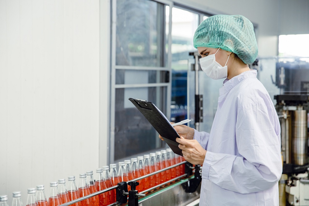 food-and-drink-industry-staff-worker-working-at-conveyor-belt-production-line-in-beverage-factory